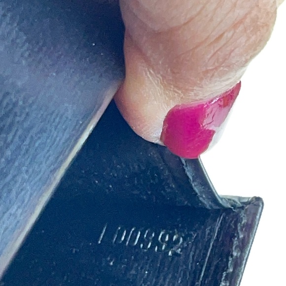 (MT10) Authenticated Louis Vuitton Noir Epi Leather Flap/Checkbook Wallet - Picture 11 of 12